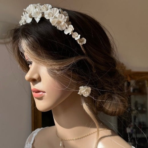 Couronne mariage fleurs blanches, accessoire cheveux fait main en porcelaine froide et perles d'eau douce baroques.