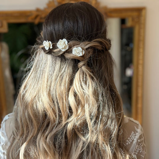 Bijoux cheveux mariée fleurs blanches en porcelaine froide