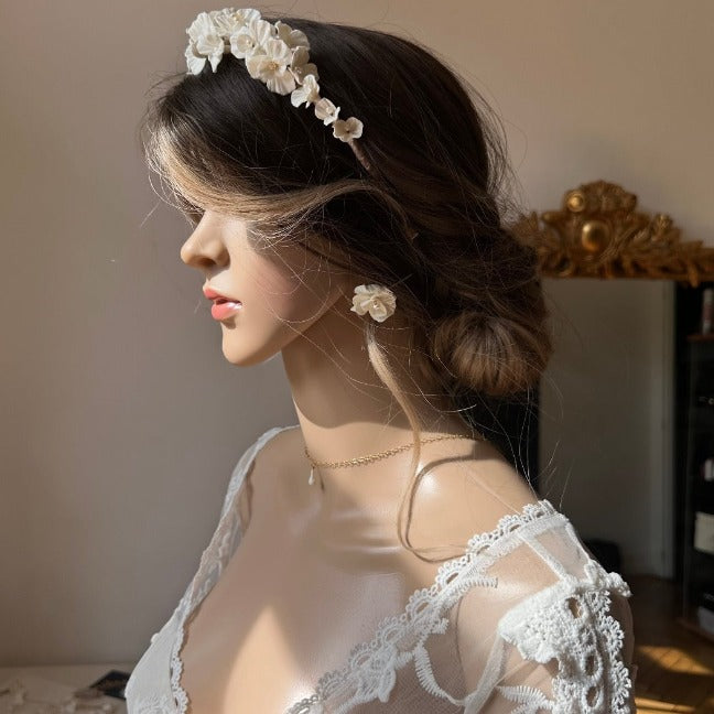Couronne mariage fleurs blanches, accessoire cheveux fait main en porcelaine froide et perles d'eau douce baroques.